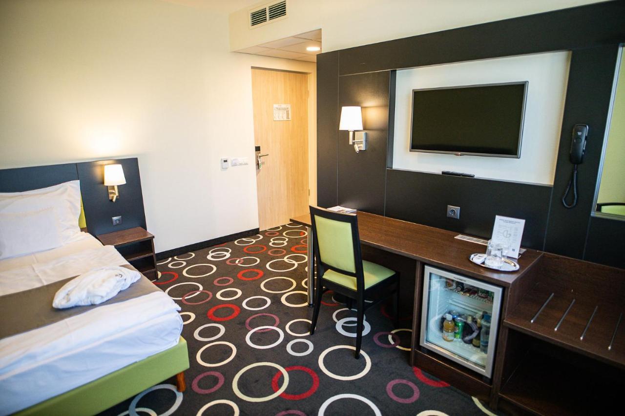 Garden Hotel Wellness Es Konferencia ソルノク エクステリア 写真