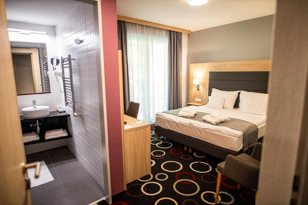 Garden Hotel Wellness Es Konferencia ソルノク エクステリア 写真