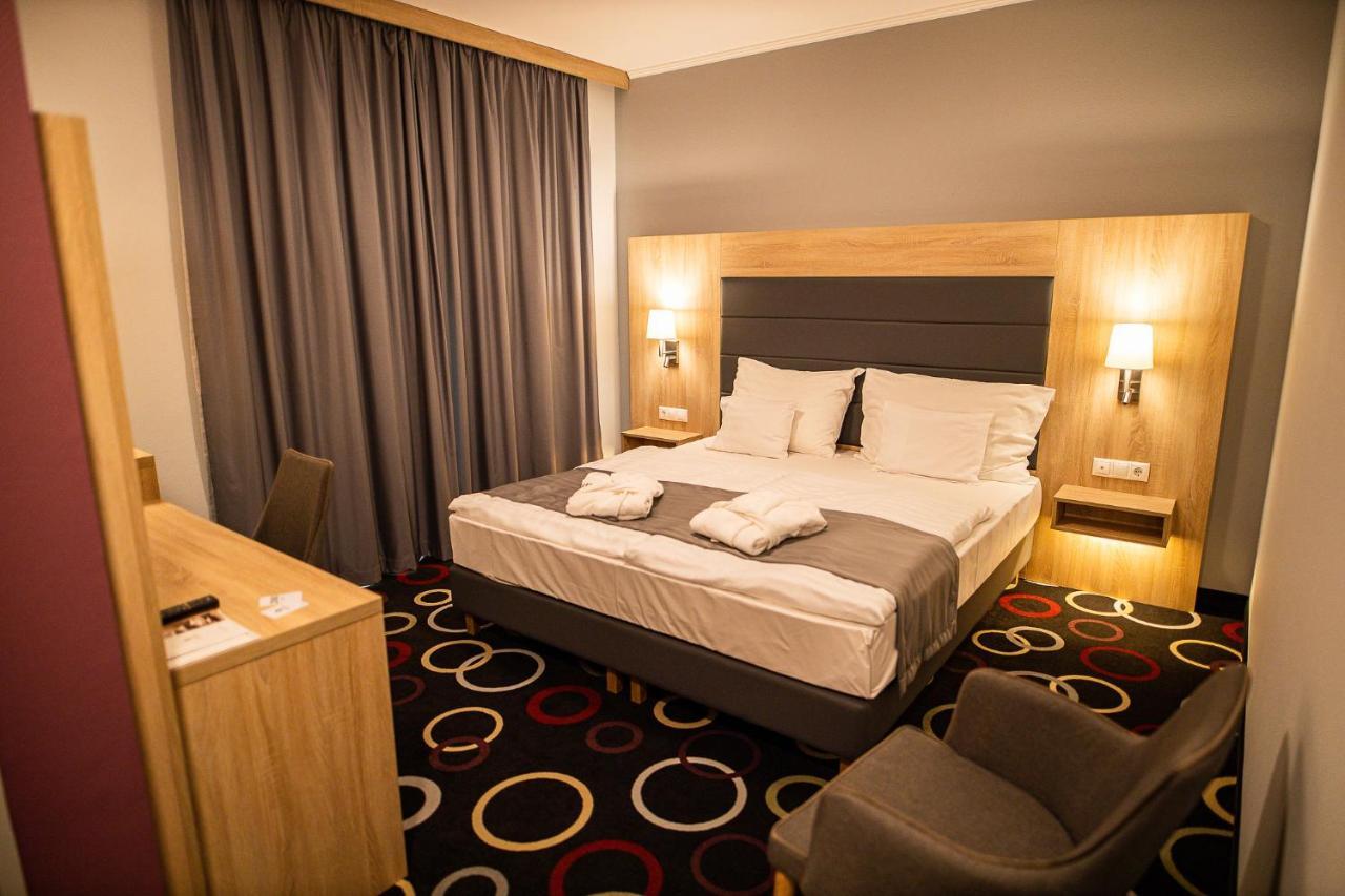 Garden Hotel Wellness Es Konferencia ソルノク エクステリア 写真