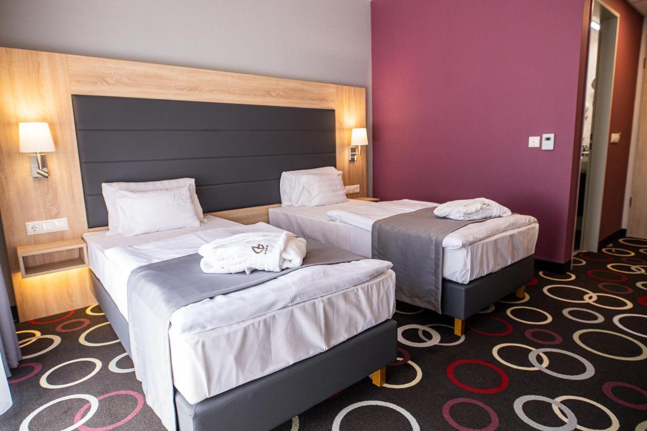 Garden Hotel Wellness Es Konferencia ソルノク エクステリア 写真