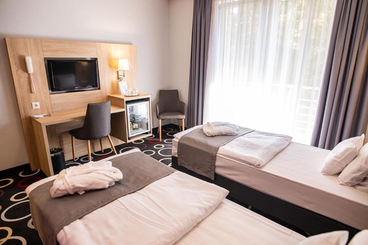 Garden Hotel Wellness Es Konferencia ソルノク エクステリア 写真