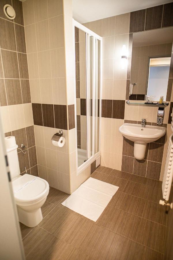 Garden Hotel Wellness Es Konferencia ソルノク エクステリア 写真