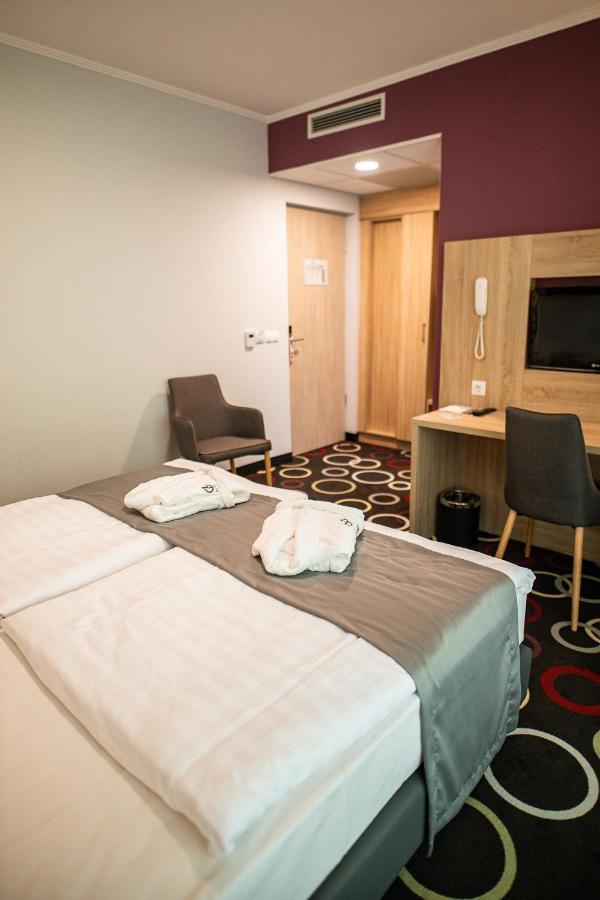 Garden Hotel Wellness Es Konferencia ソルノク エクステリア 写真