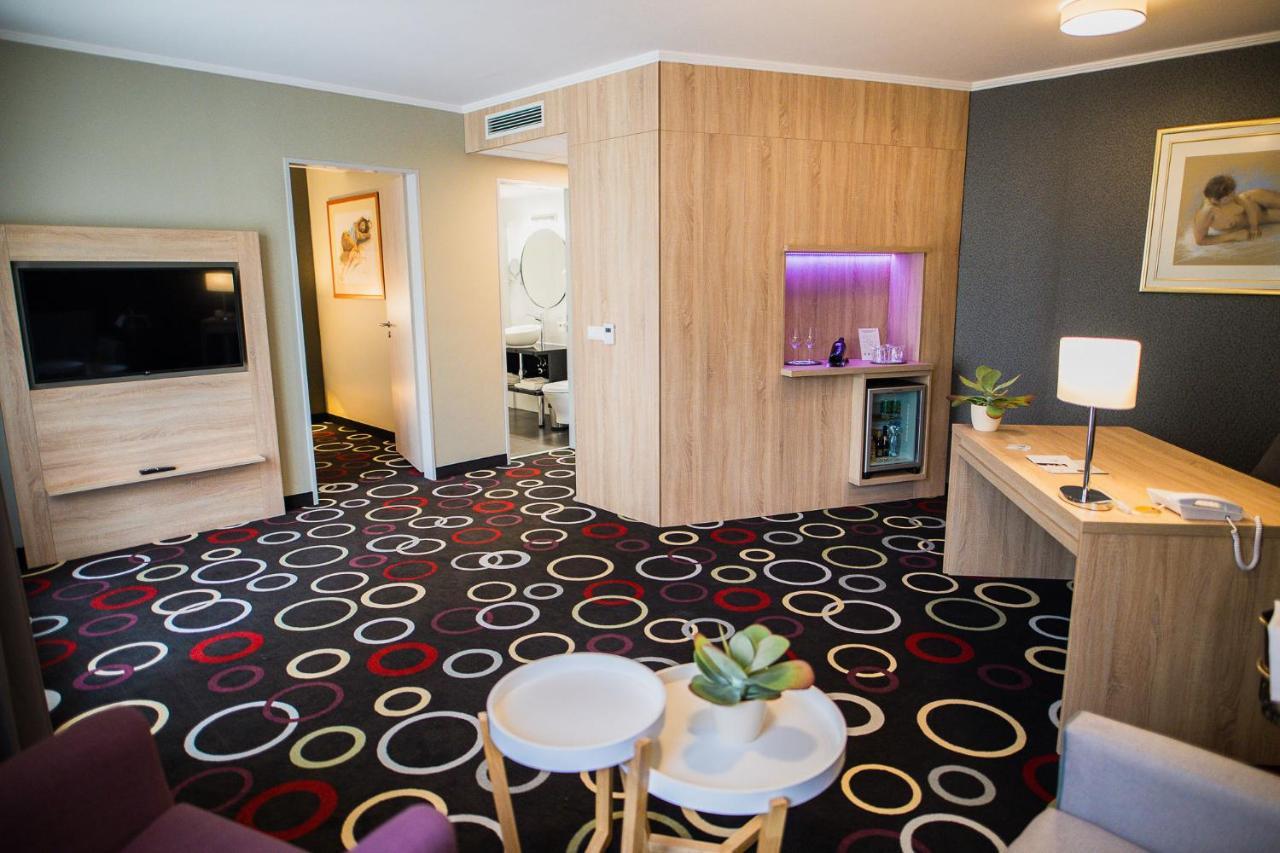 Garden Hotel Wellness Es Konferencia ソルノク エクステリア 写真