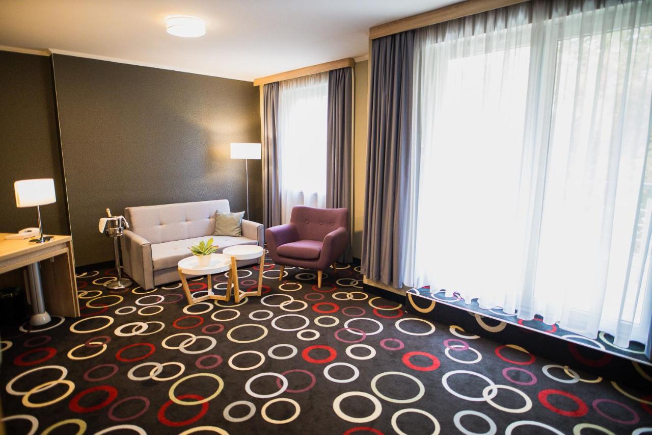 Garden Hotel Wellness Es Konferencia ソルノク エクステリア 写真