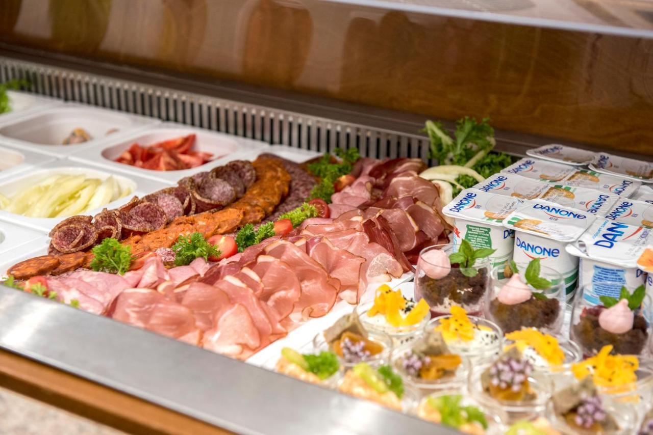 Garden Hotel Wellness Es Konferencia ソルノク エクステリア 写真