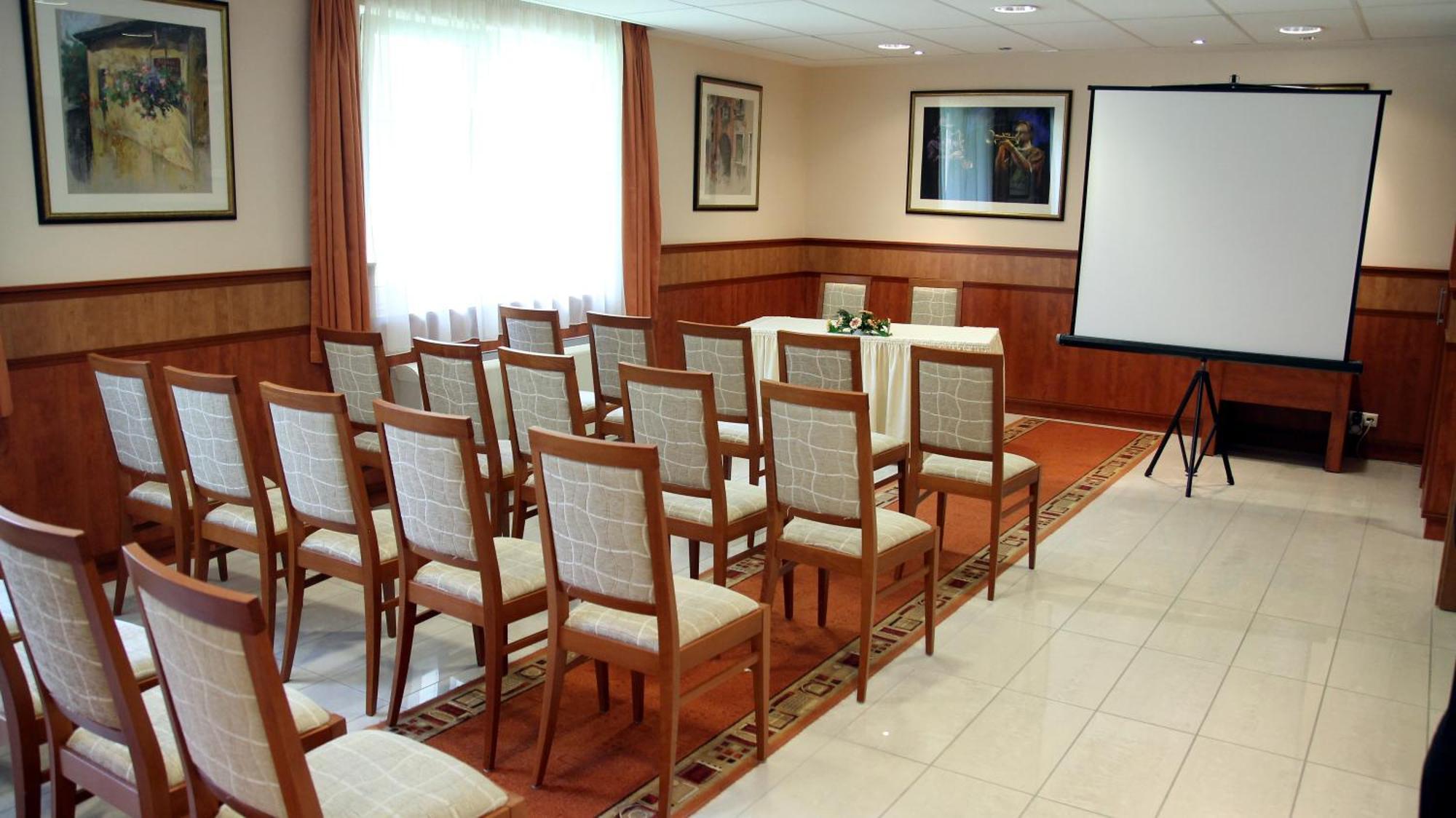Garden Hotel Wellness Es Konferencia ソルノク エクステリア 写真