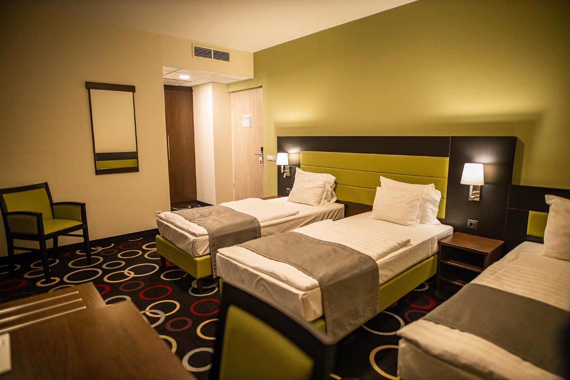 Garden Hotel Wellness Es Konferencia ソルノク エクステリア 写真