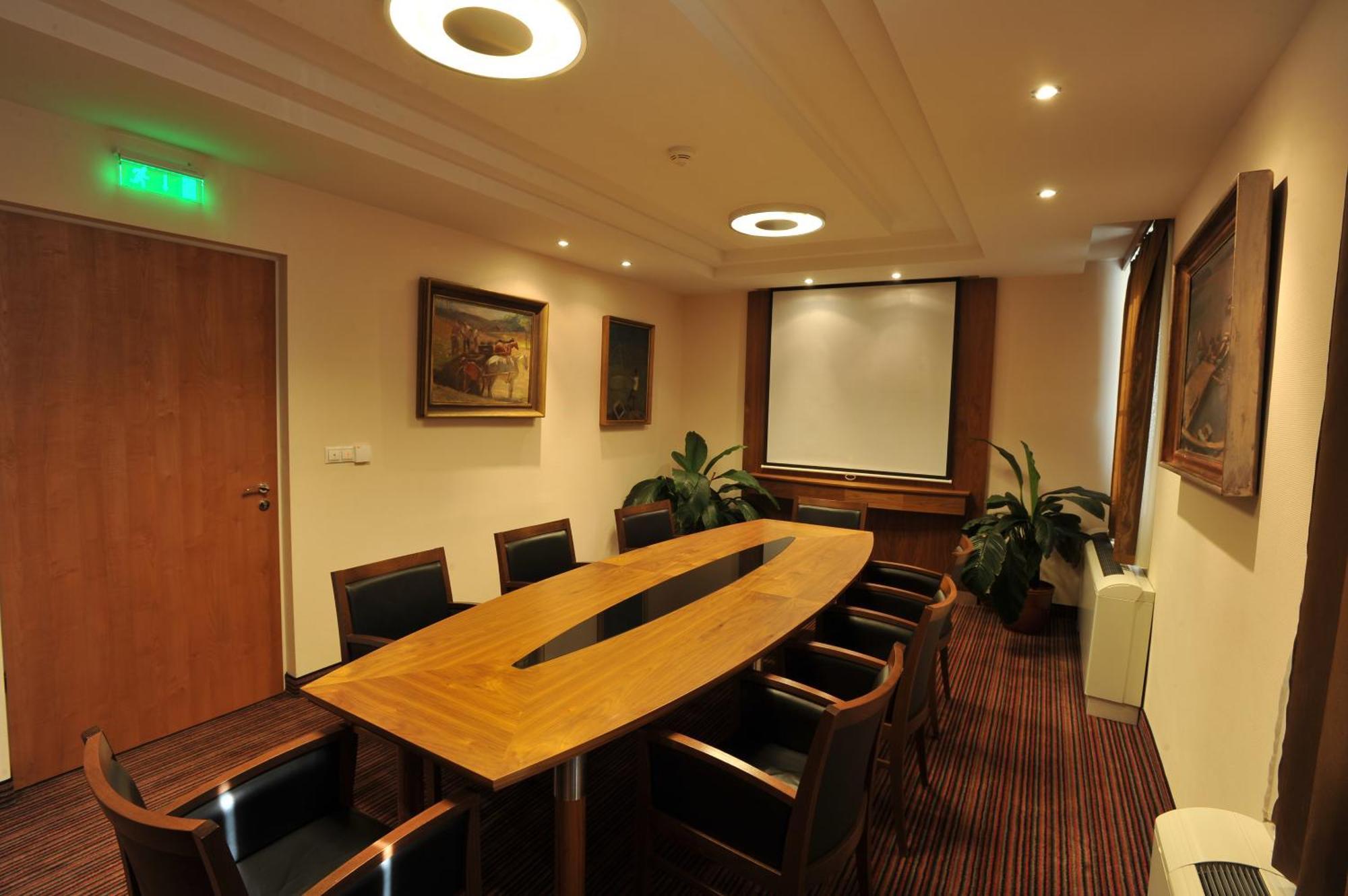 Garden Hotel Wellness Es Konferencia ソルノク エクステリア 写真