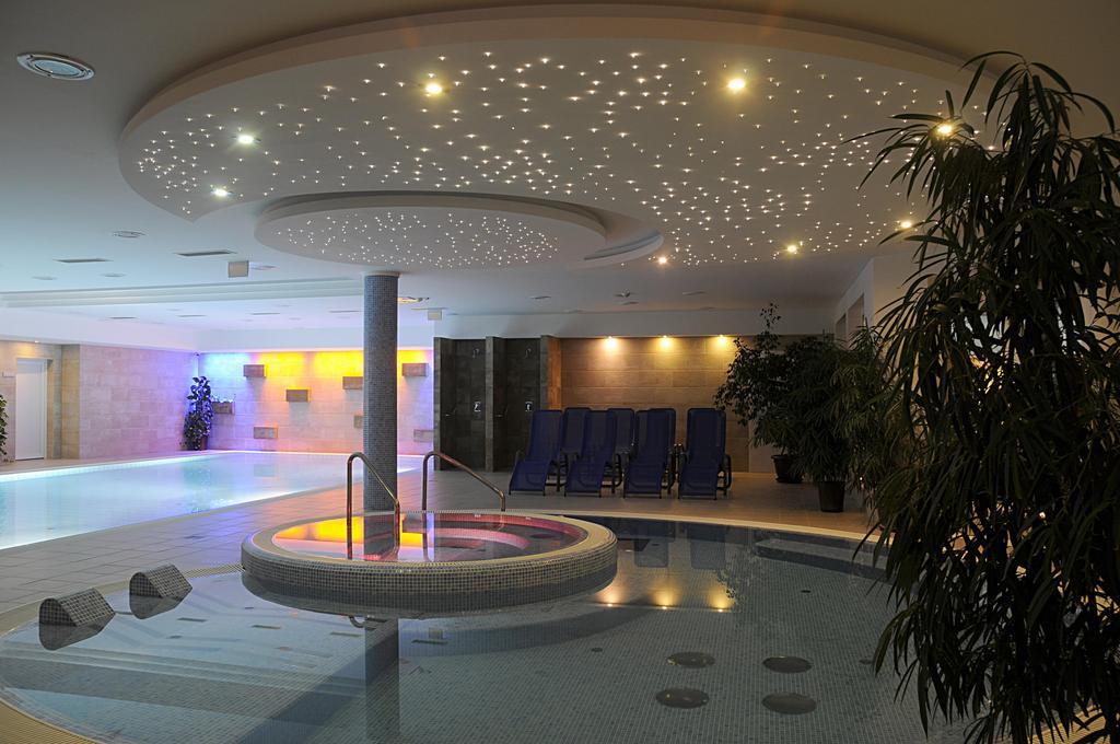 Garden Hotel Wellness Es Konferencia ソルノク エクステリア 写真