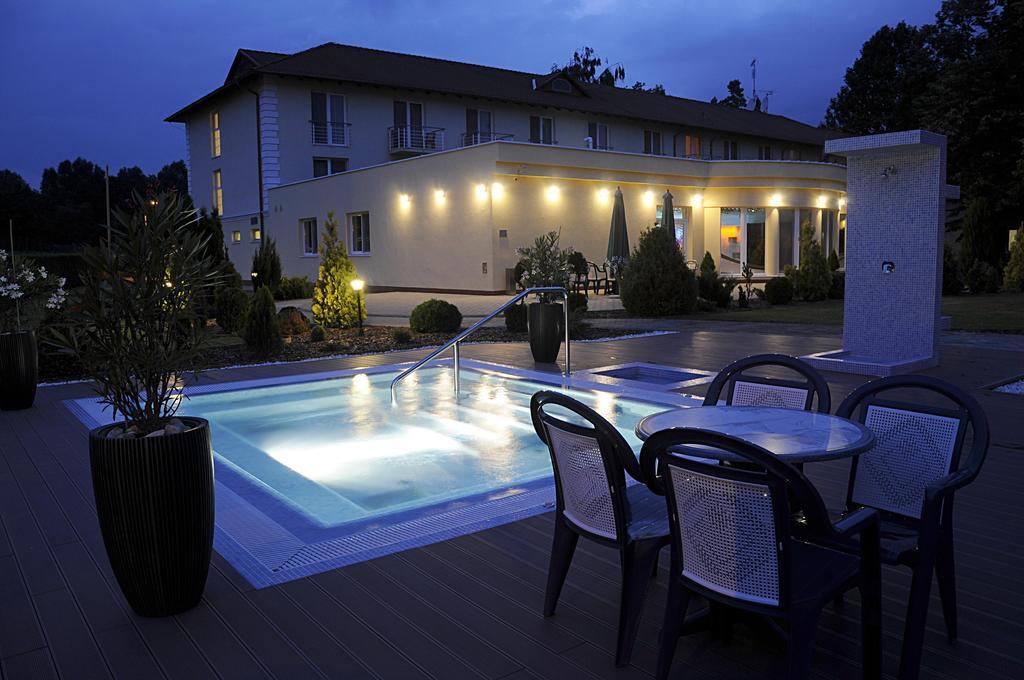 Garden Hotel Wellness Es Konferencia ソルノク エクステリア 写真