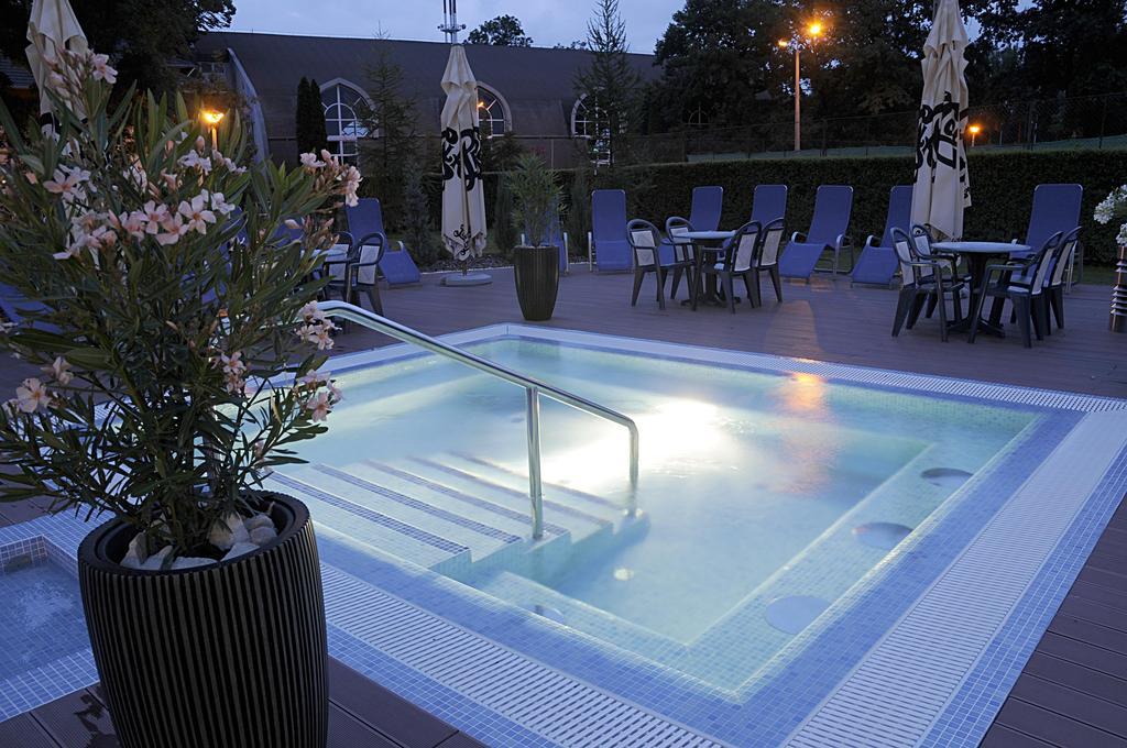 Garden Hotel Wellness Es Konferencia ソルノク エクステリア 写真