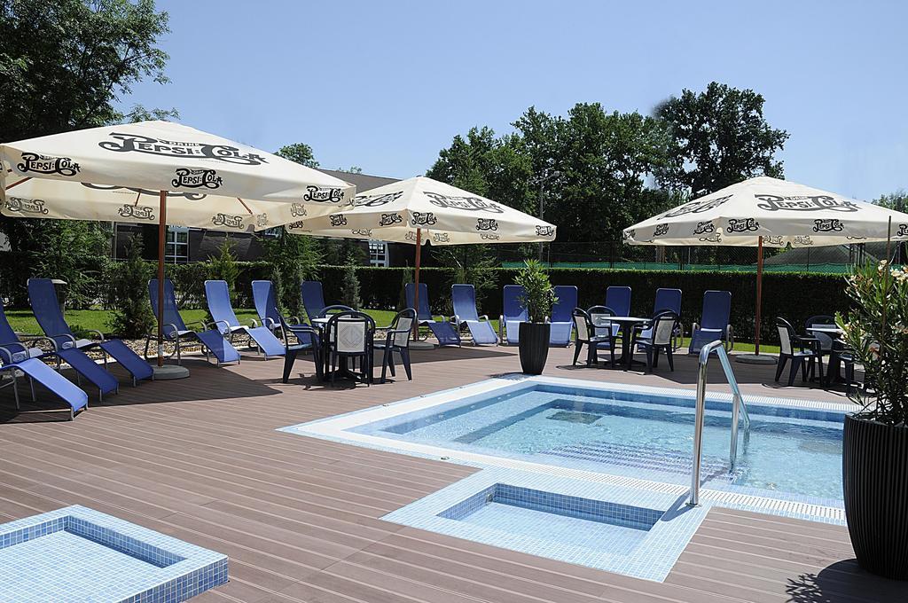 Garden Hotel Wellness Es Konferencia ソルノク エクステリア 写真