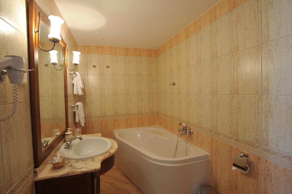 Garden Hotel Wellness Es Konferencia ソルノク エクステリア 写真