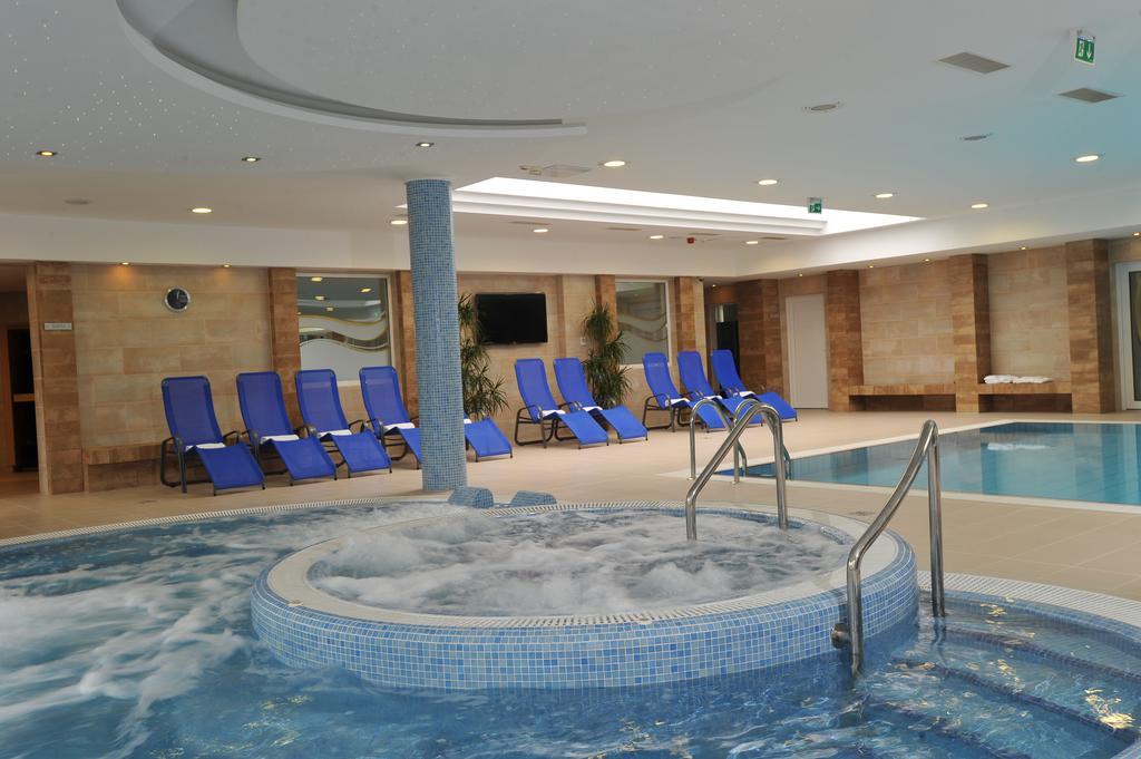 Garden Hotel Wellness Es Konferencia ソルノク エクステリア 写真