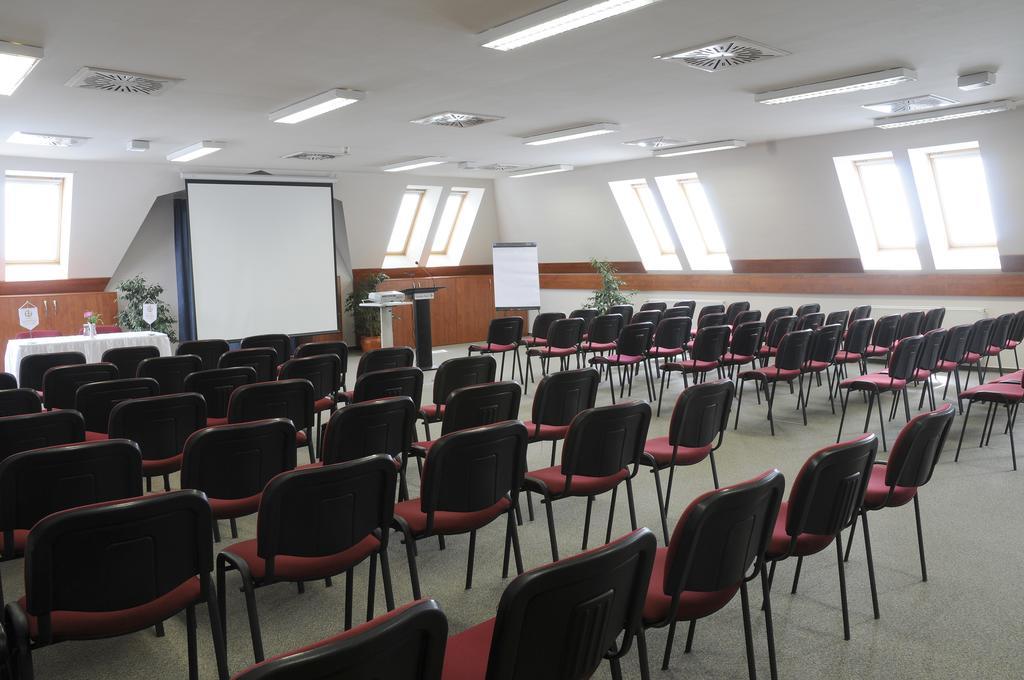 Garden Hotel Wellness Es Konferencia ソルノク エクステリア 写真