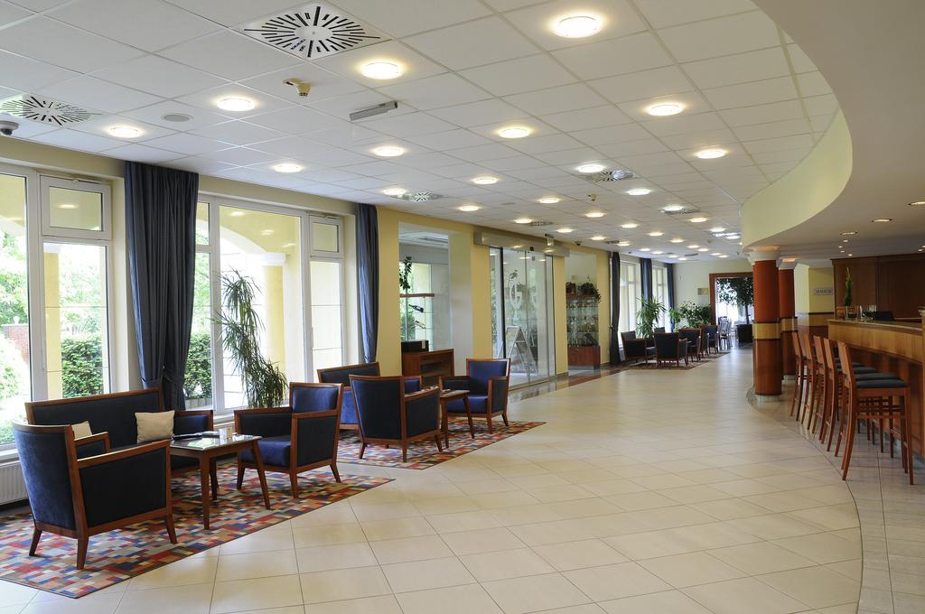 Garden Hotel Wellness Es Konferencia ソルノク エクステリア 写真
