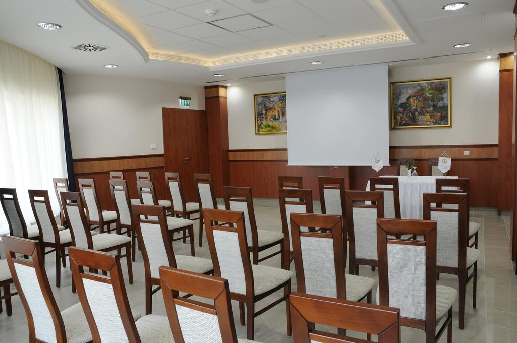 Garden Hotel Wellness Es Konferencia ソルノク エクステリア 写真