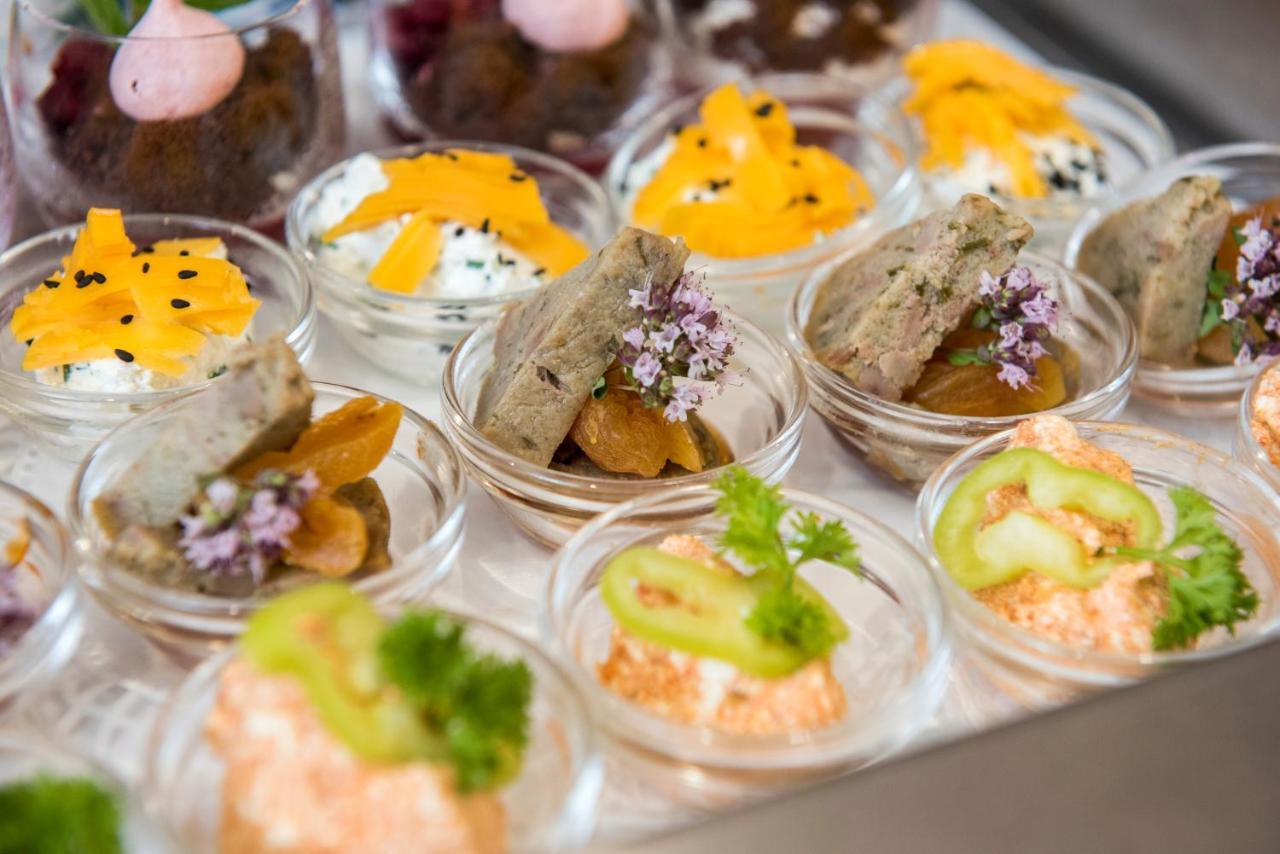 Garden Hotel Wellness Es Konferencia ソルノク エクステリア 写真