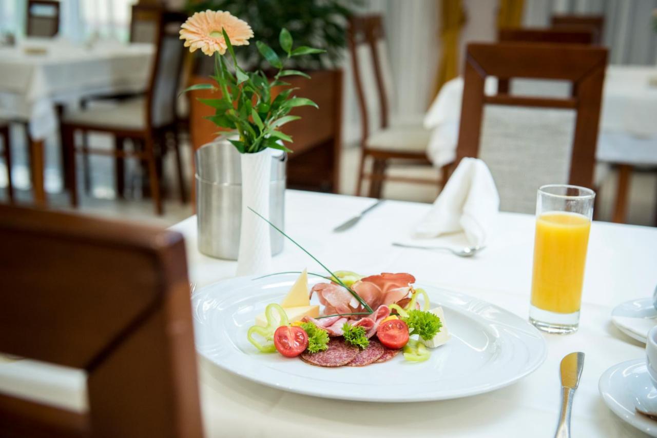Garden Hotel Wellness Es Konferencia ソルノク エクステリア 写真