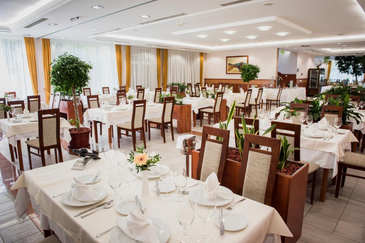 Garden Hotel Wellness Es Konferencia ソルノク エクステリア 写真